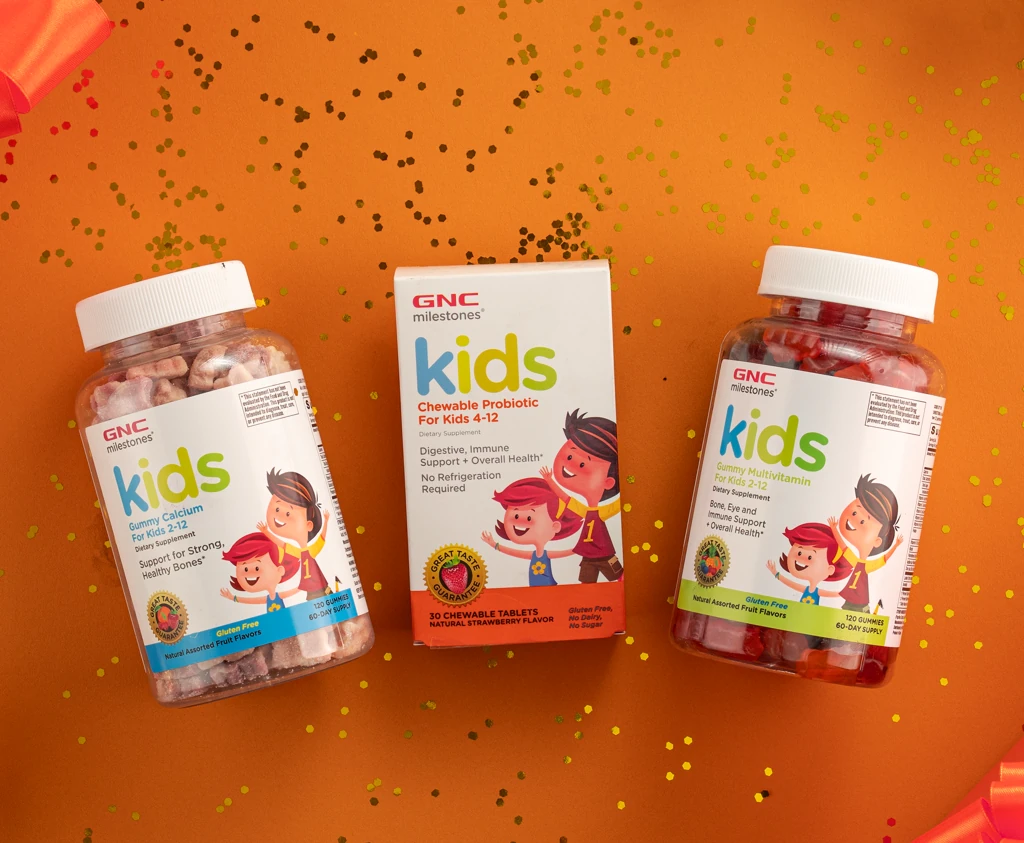 Kids: composición navideña original con GNC Kids Chewable Probiotic, GNC Kids Gummy Calcium, GNC Kids Gummy Multivitamin