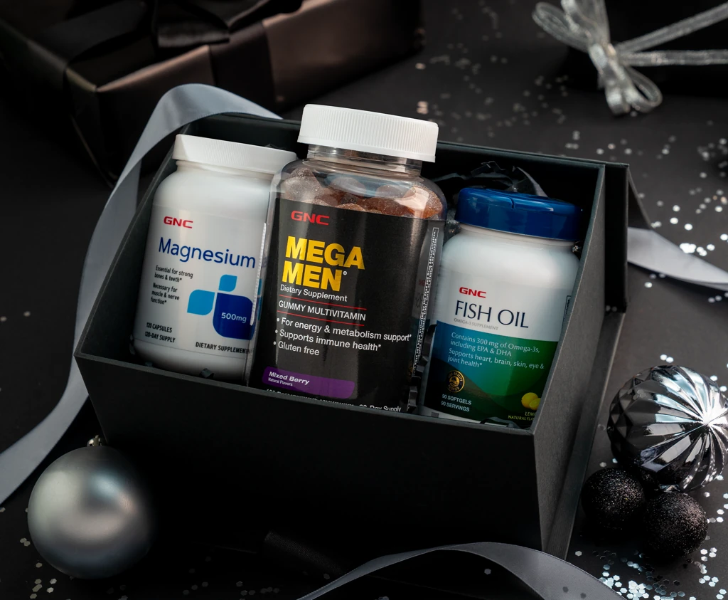Men: composición navideña original con GNC Mega Men Gummy Multivitamin, GNC Fish Oil, GNC Magnesium